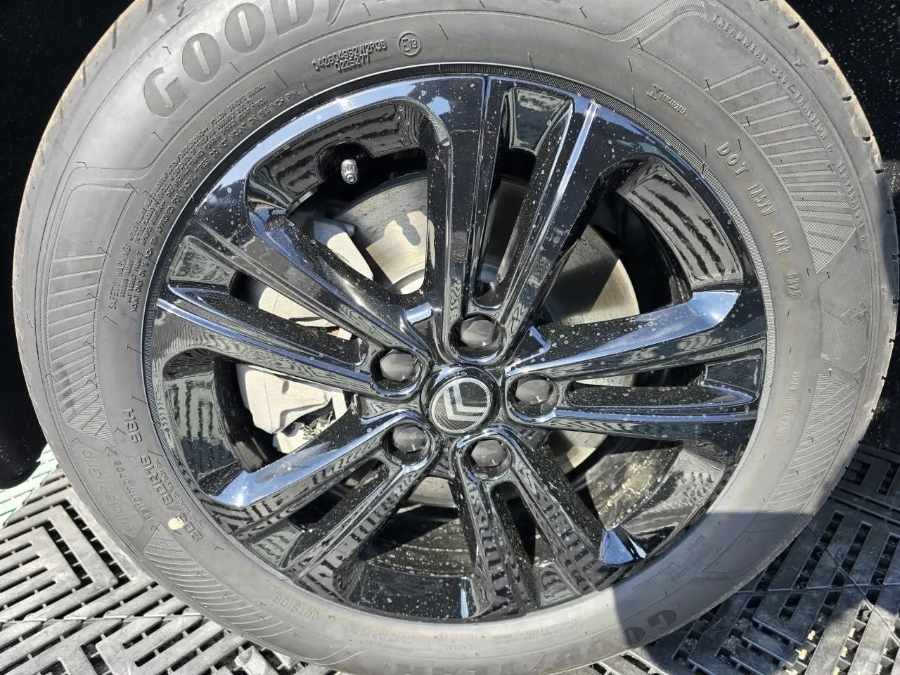 Gros plan sur la jante aluminium noire brillante de 16 pouces du Citroën Berlingo bleu Kiama Metal, avec pneu Goodyear.