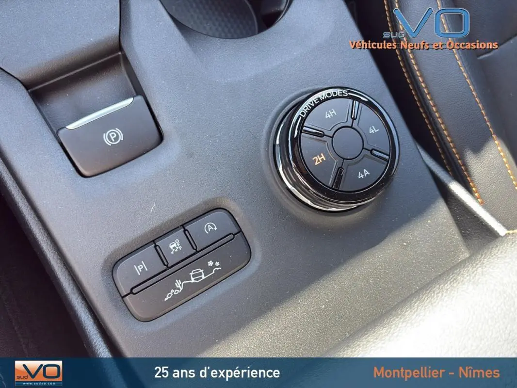 Gros plan sur la console centrale du Ford Ranger noir 2025, montrant le sélecteur de modes de conduite et les commandes électroniques.