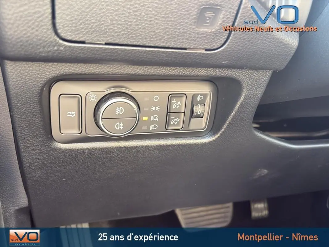 Gros plan sur le panneau de commandes d'éclairage du Ford Ranger noir 2025, intérieur côté conducteur.