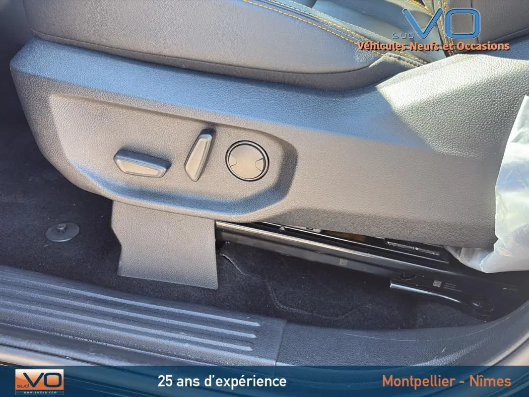 Réglages électriques du siège conducteur du Ford Ranger Wildtrak 2025, avec sellerie noire et surpiqûres jaunes.