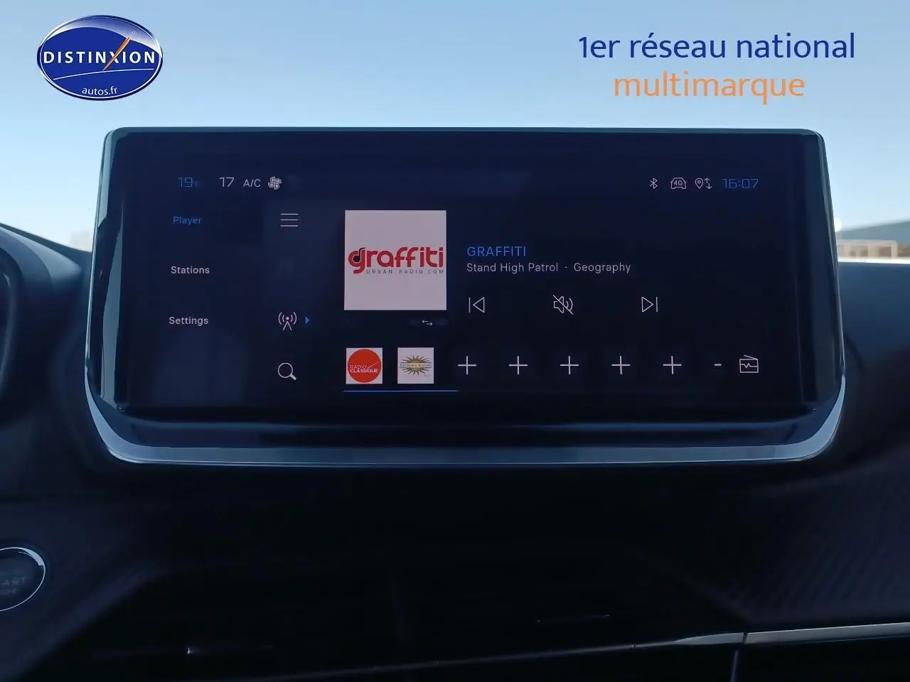 Écran tactile central du tableau de bord de la Peugeot 2008 gris Artense, affichant une radio numérique.