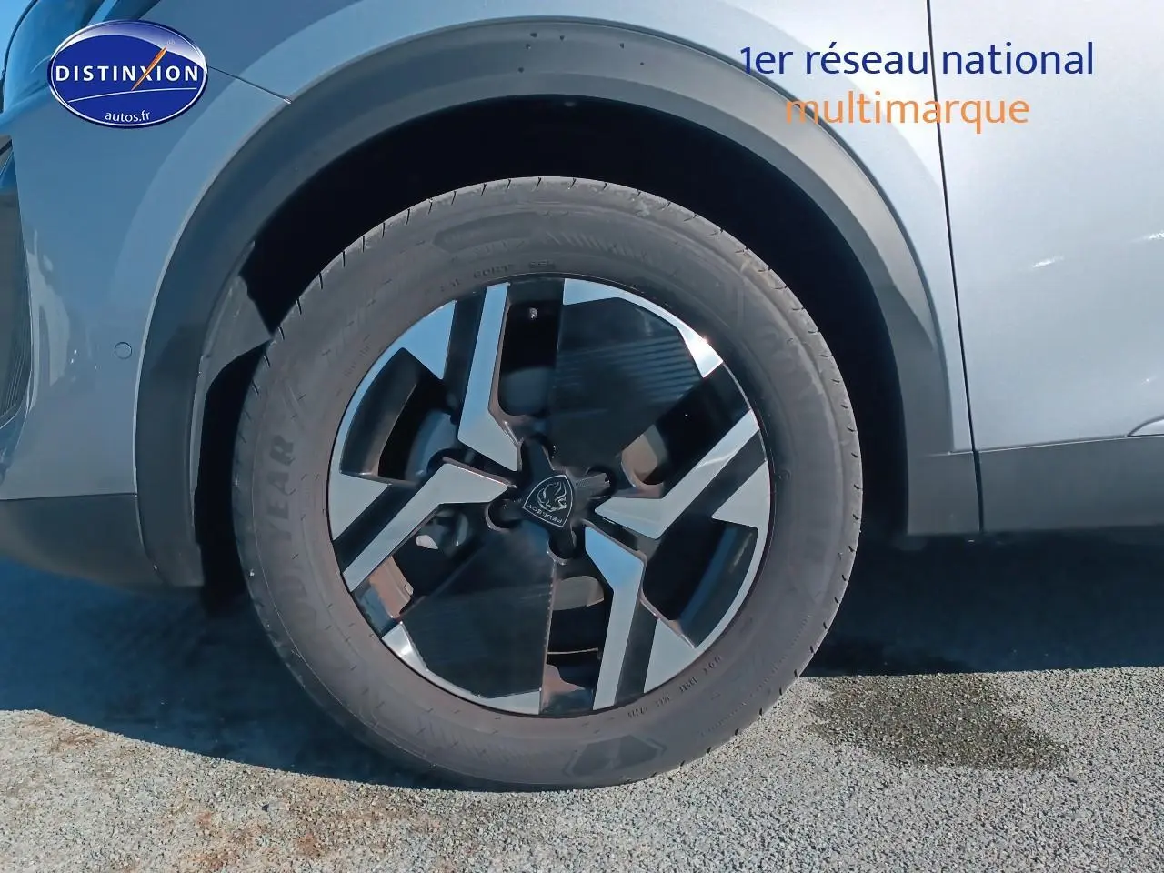 Gros plan sur la roue avant gauche du Peugeot 2008 gris artense, mettant en valeur la jante alu au design moderne.