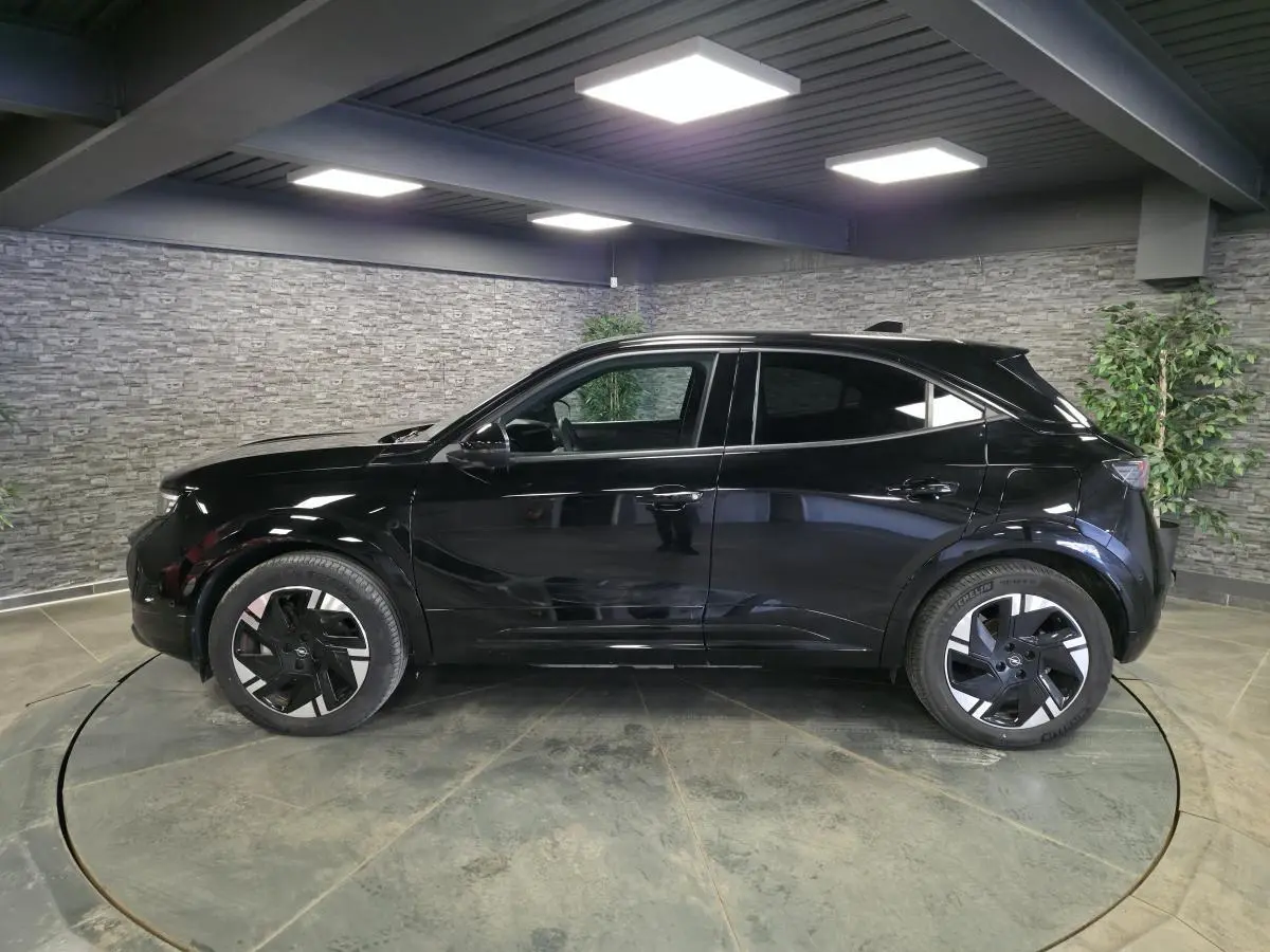Opel Mokka-e noir vue de profil côté gauche, avec jantes alliage 18'' diamantées et vitres surteintées.