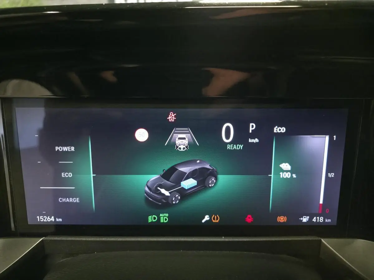Tableau de bord digital de l'Opel Mokka-e 2025 affichant l'autonomie à 100% et la vitesse à 0 km/h.