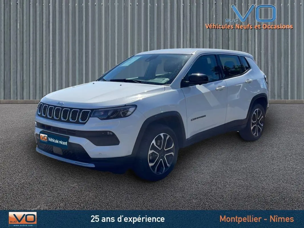 Jeep Compass blanc en 3/4 avant droit, avec jantes alliage 18 pouces et rétroviseurs noirs brillants.
