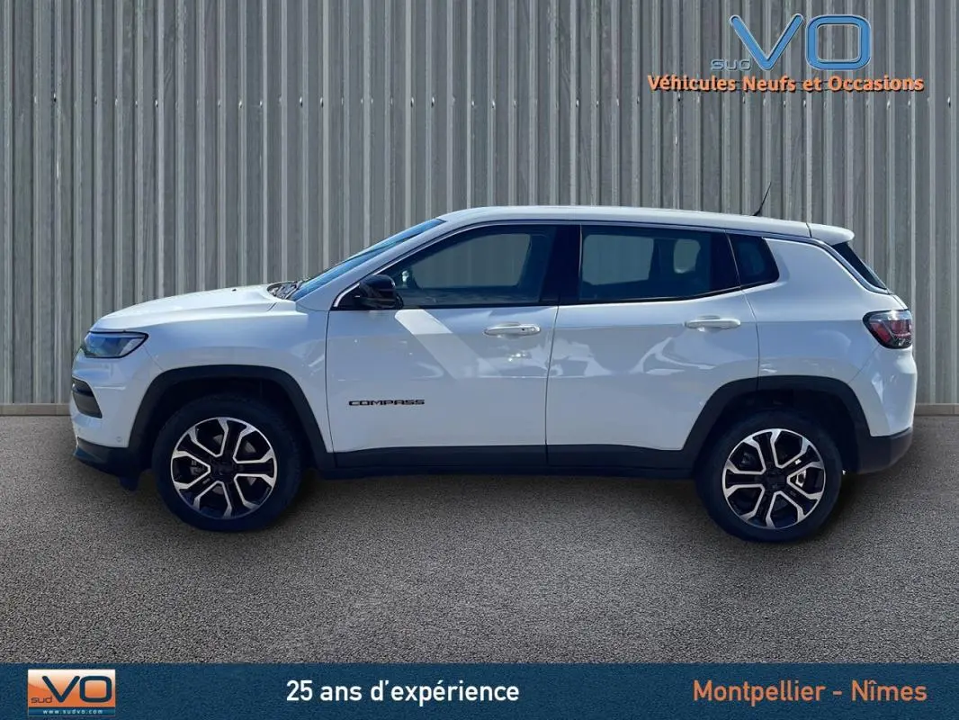 Profil côté gauche du Jeep Compass blanc 2024 avec jantes alliage 18 pouces et vitres teintées.