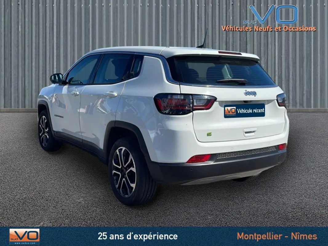 Vue 3/4 arrière droite du Jeep Compass blanc 2024 avec jantes alliage 18 pouces et feux LED distinctifs.