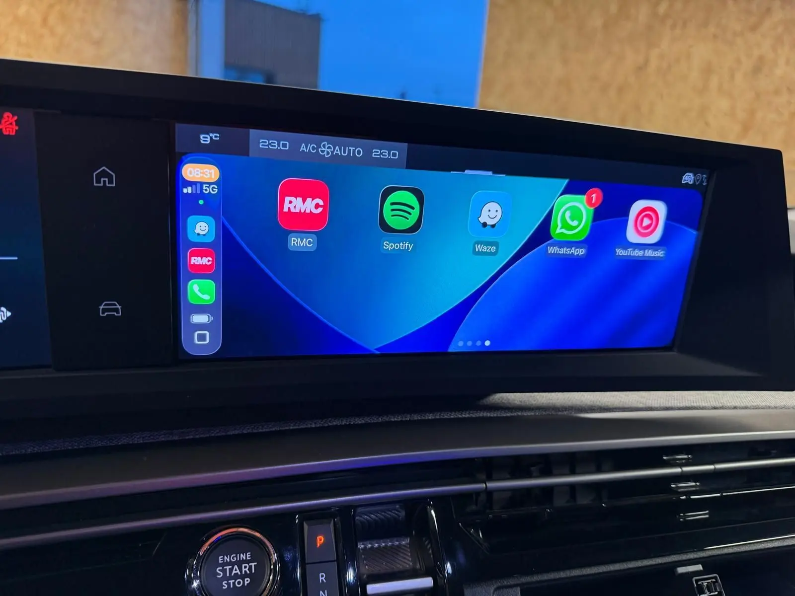 Écran tactile central du tableau de bord du Peugeot 3008 gris 2025, affichant des applications connectées.