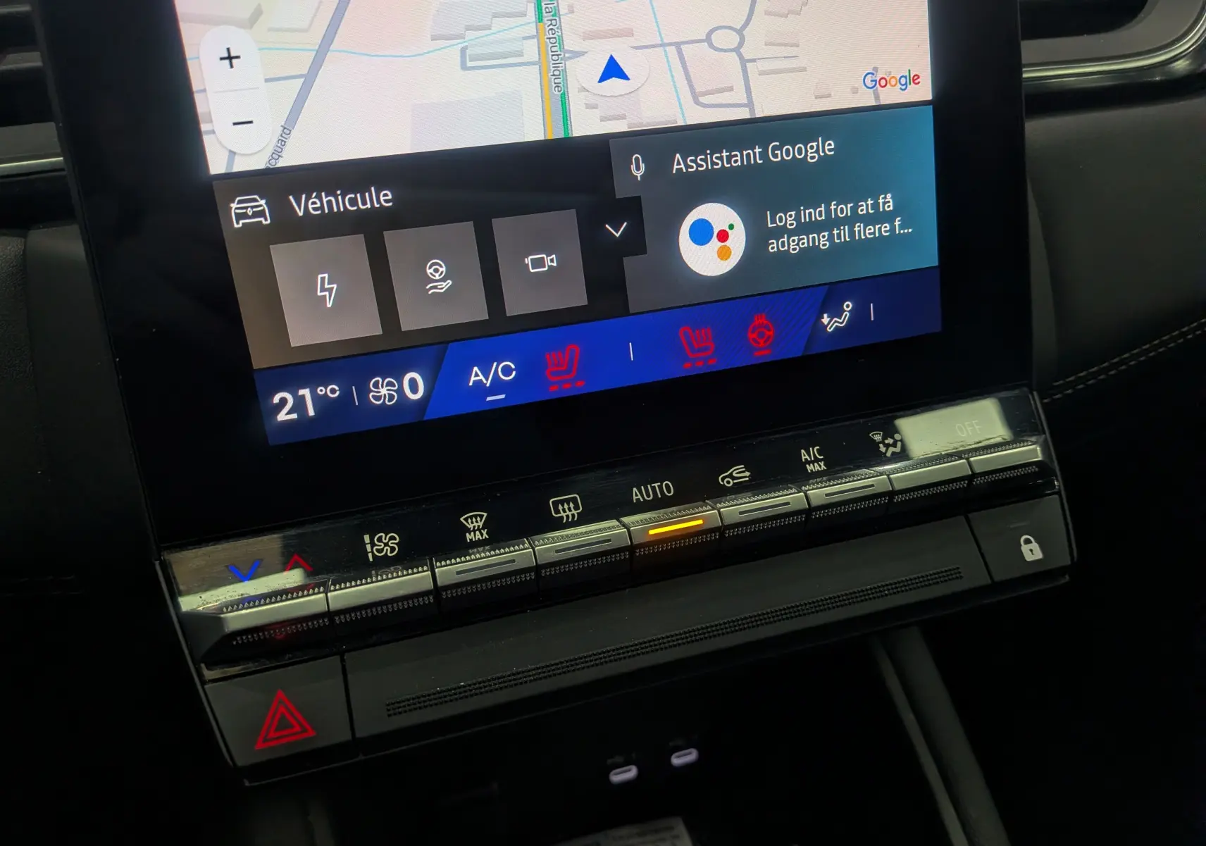 Gros plan sur l’écran tactile et la console centrale du Renault Symbioz gris, affichant la navigation et les commandes de climatisation.