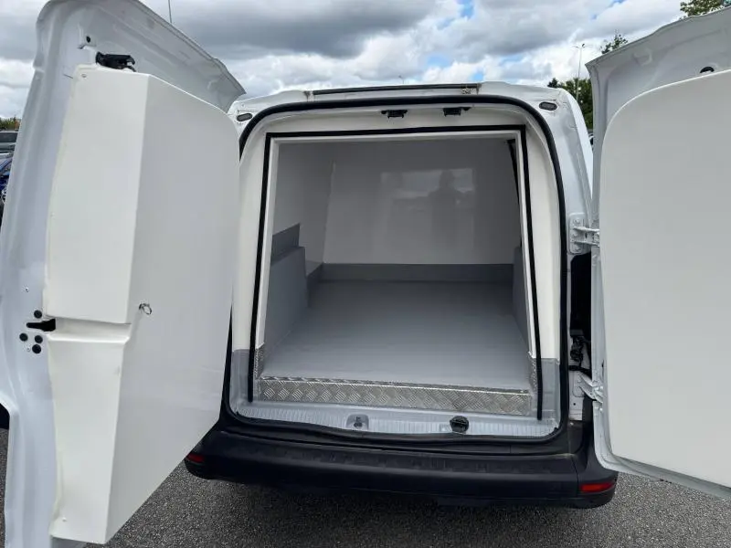 Vue arrière ouverte du Renault Kangoo Van blanc 2024 avec caisse isotherme vide et portes battantes déployées.