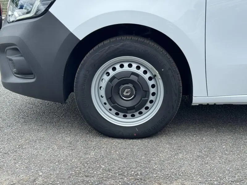 Gros plan sur la roue avant gauche blanche du Renault Kangoo Van L2 avec jante acier et logo Renault central.