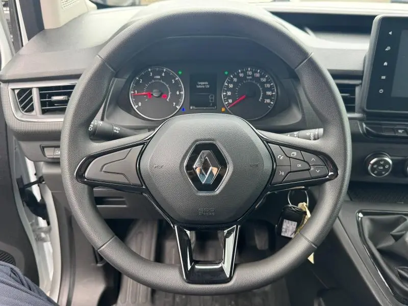 Vue intérieure centrée sur le volant multifonction noir du Renault Kangoo Van blanc avec tableau de bord et écran tactile.