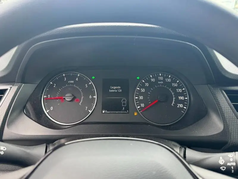 Vue rapprochée du tableau de bord du Renault Kangoo Van blanc 2024, affichant compte-tours et vitesse en km/h.