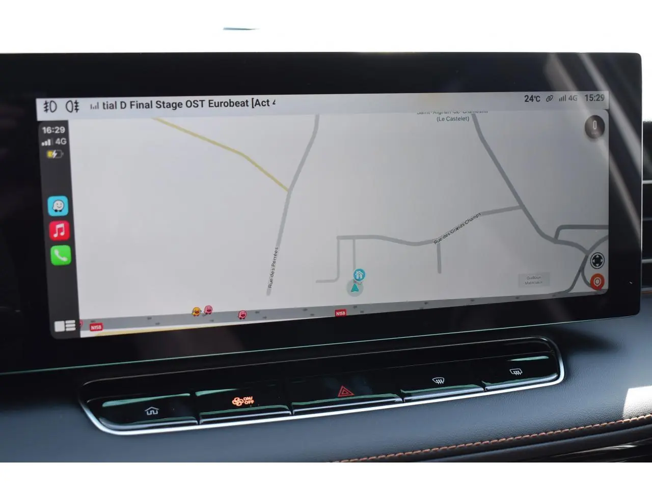 Écran tactile 12,3 pouces du tableau de bord du MG Motor EHS blanc, affichant la navigation GPS.