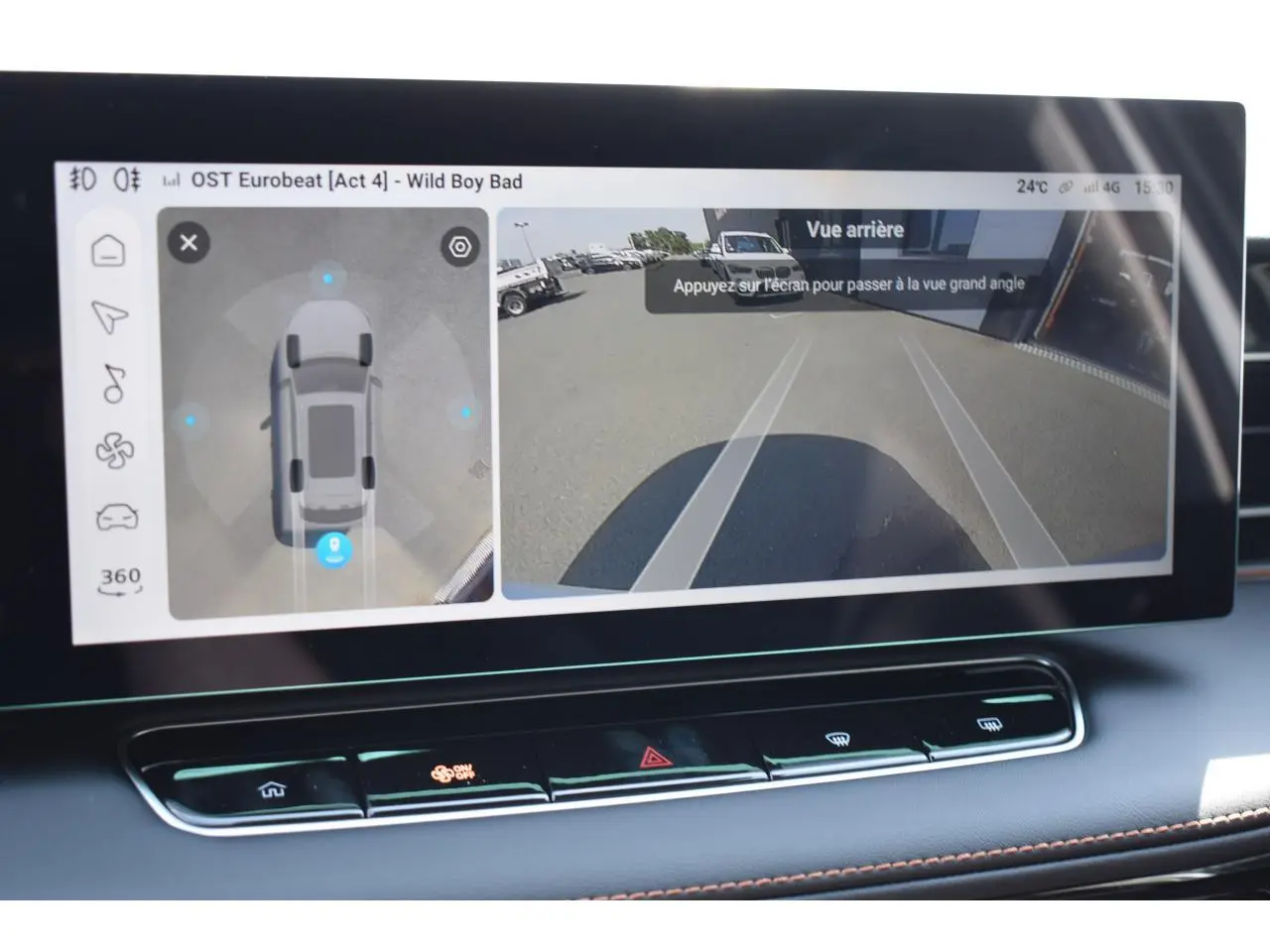 Écran tactile intérieur du MG Motor EHS blanc 2026 montrant la caméra 360° et l’aide au stationnement arrière.