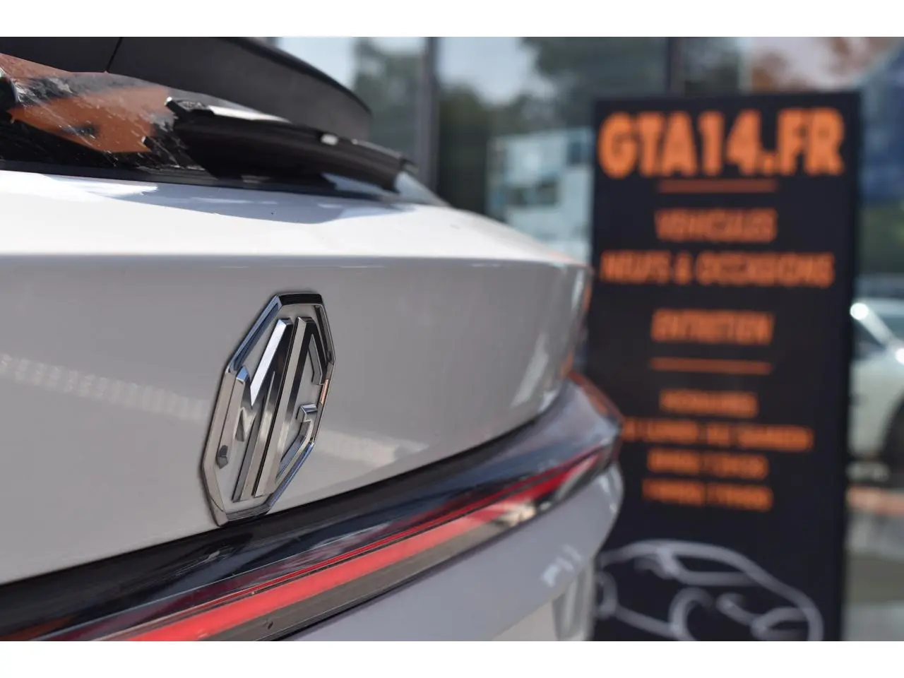 Gros plan sur l'arrière blanc du MG EHS 1.5 Hybrid+ 224 ch Luxury avec logo MG et feu arrière LED fin.