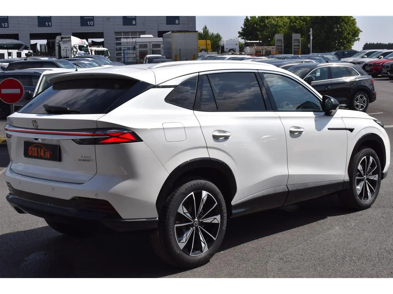 Vue 3/4 arrière droite du MG Motor EHS blanc 2026 avec feux LED et jantes alliage 19 pouces.