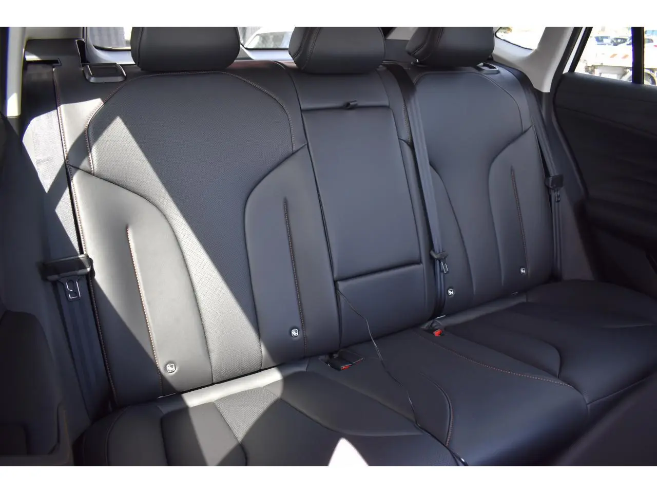 Vue rapprochée des sièges arrière en similicuir noir du MG Motor EHS 1.5 Hybrid+ 224 ch Luxury 2026.