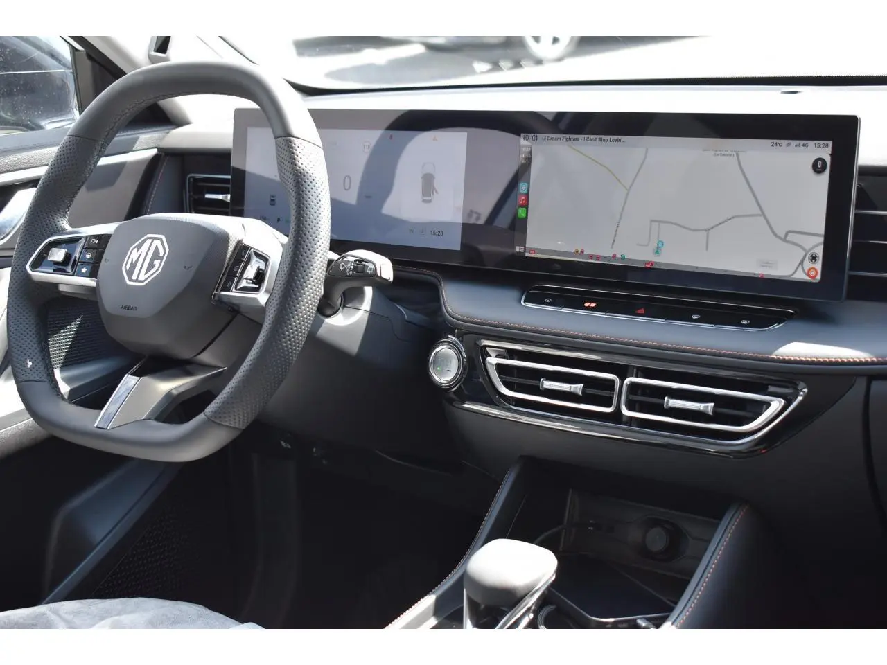 Vue intérieure côté conducteur du MG Motor EHS 1.5 Hybrid+ 224 ch Luxury avec tableau de bord numérique et écran tactile panoramique.