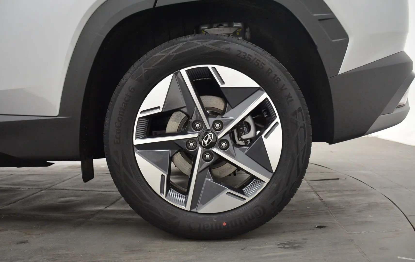 Gros plan sur la roue avant droite du Hyundai Tucson 2025 Shimmering Silver avec jante alliage 18 pouces.