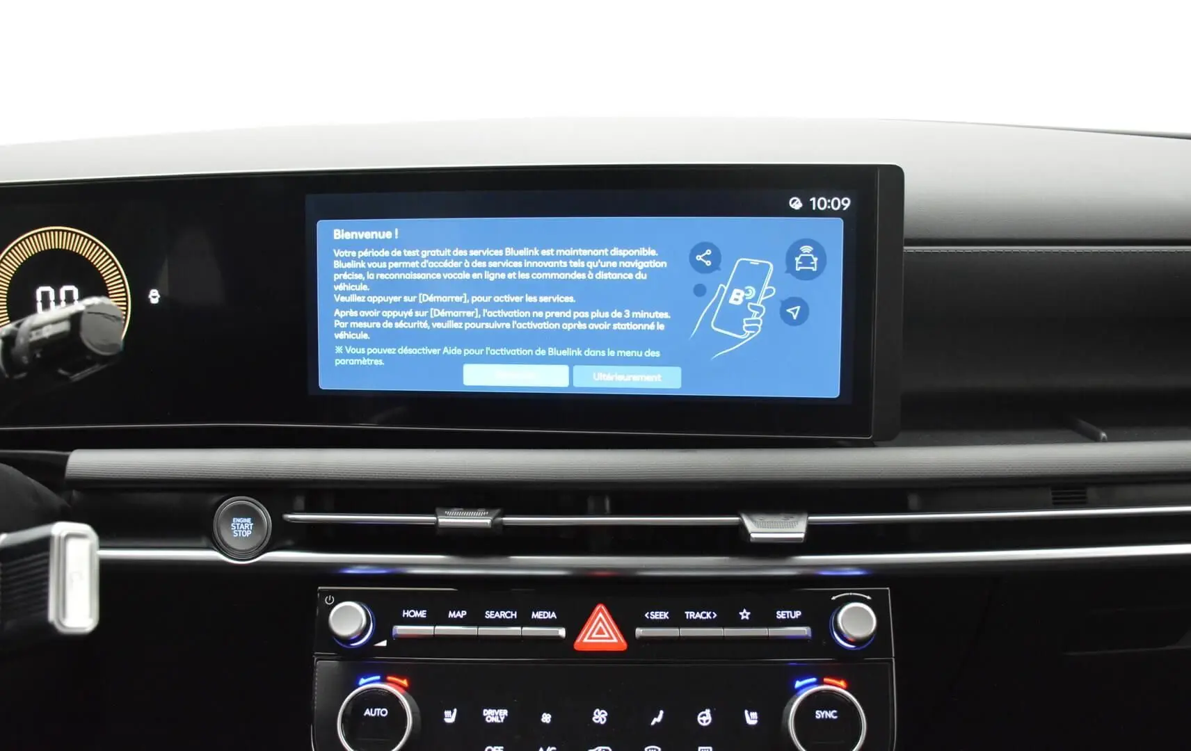 Vue intérieure du tableau de bord du Hyundai Tucson 2025 avec écran tactile 12,3 pouces et commandes climatisation.