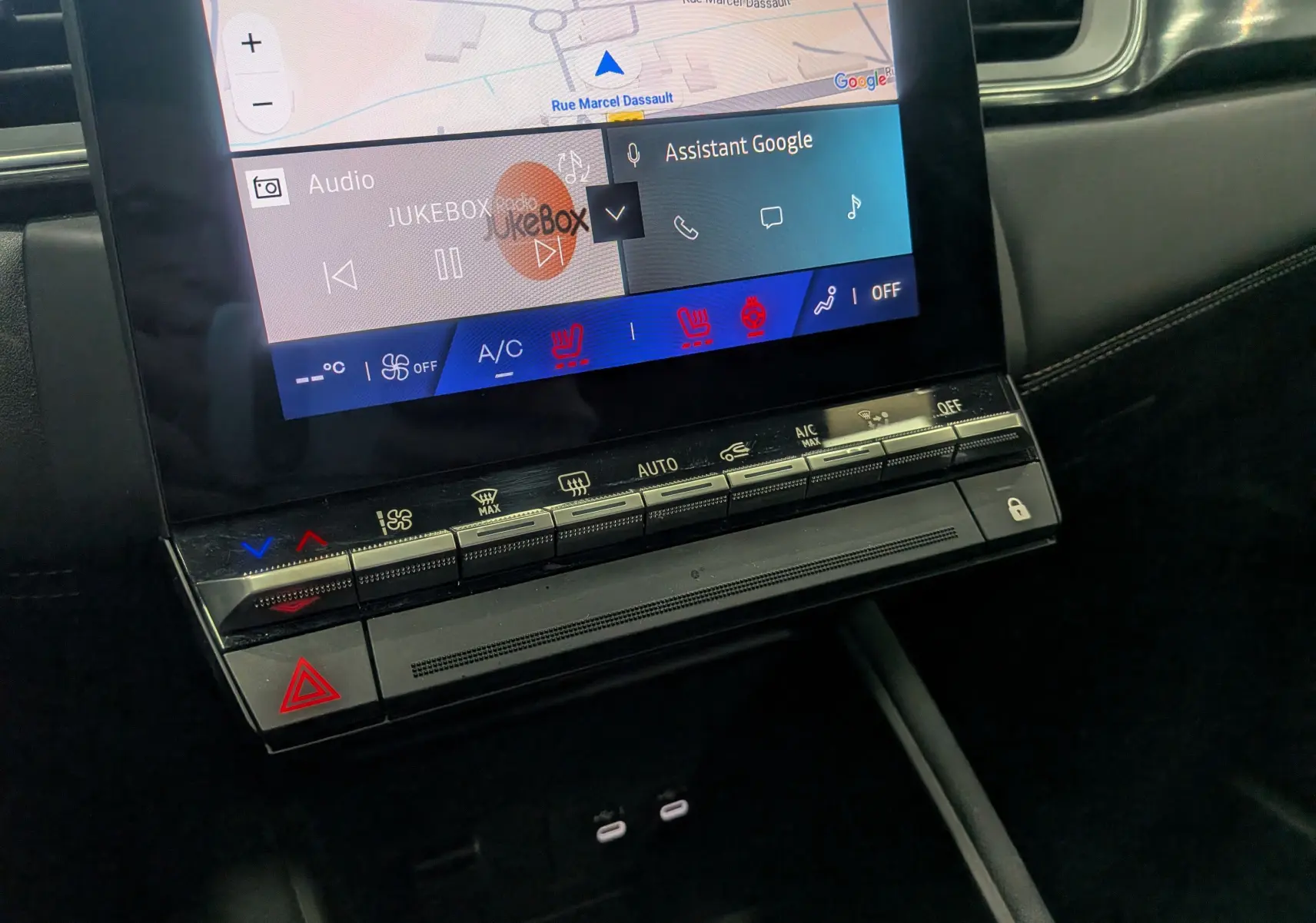 Gros plan sur l’écran tactile central et les commandes de climatisation du Renault Symbioz gris Cassiopé, version hybride 2025.