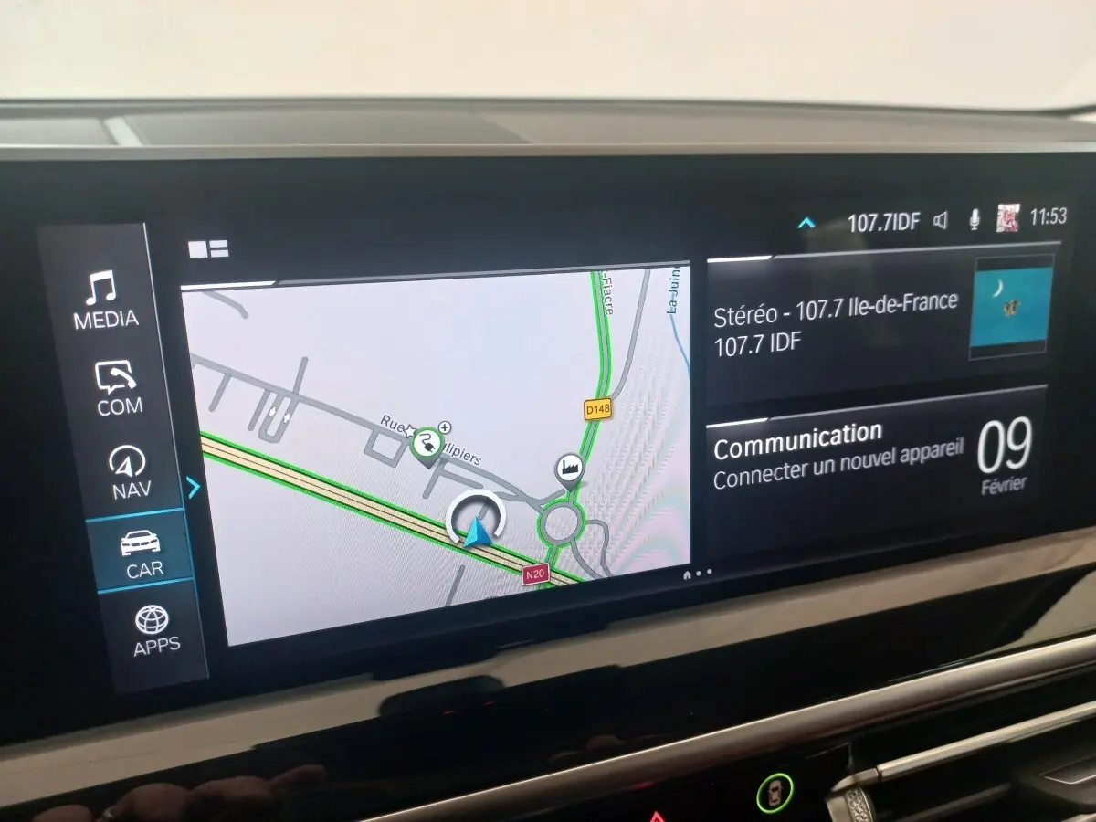 Écran tactile central du BMW X3 xDrive30e 2022 montrant la navigation et les options multimédia en intérieur.