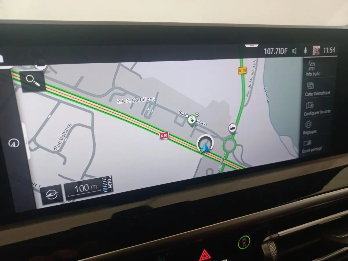 Écran tactile central du tableau de bord du BMW X3 xDrive30e 2022 affichant la navigation GPS en mode carte.