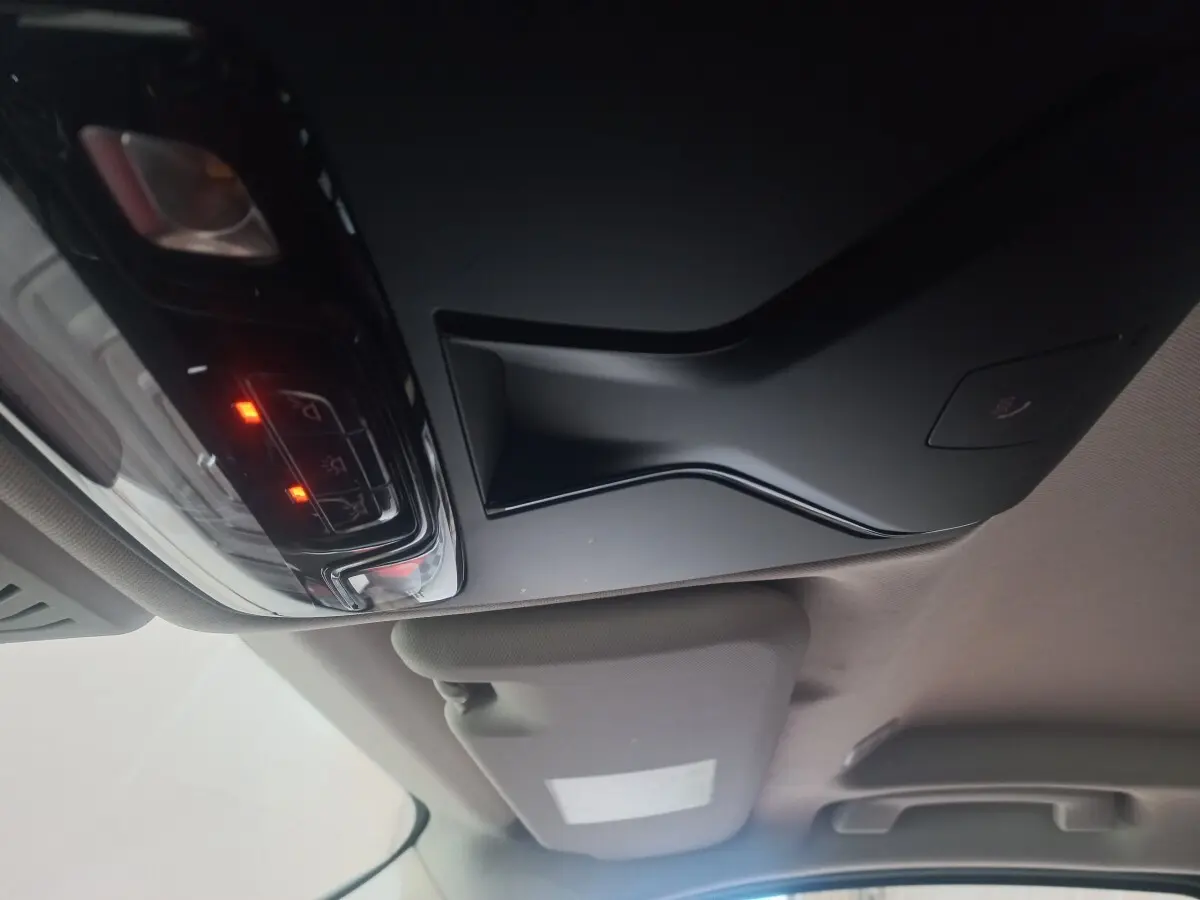 Vue intérieure du plafonnier avec commandes lumineuses rouges du BMW X3 xDrive30e blanc de 2022.