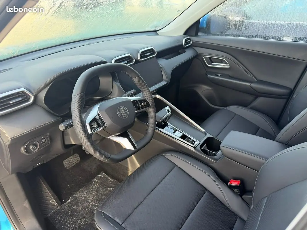 Intérieur du MG Motor ZS 1.5 hybrid 197 luxury, vue côté conducteur, sièges et tableau de bord noirs.