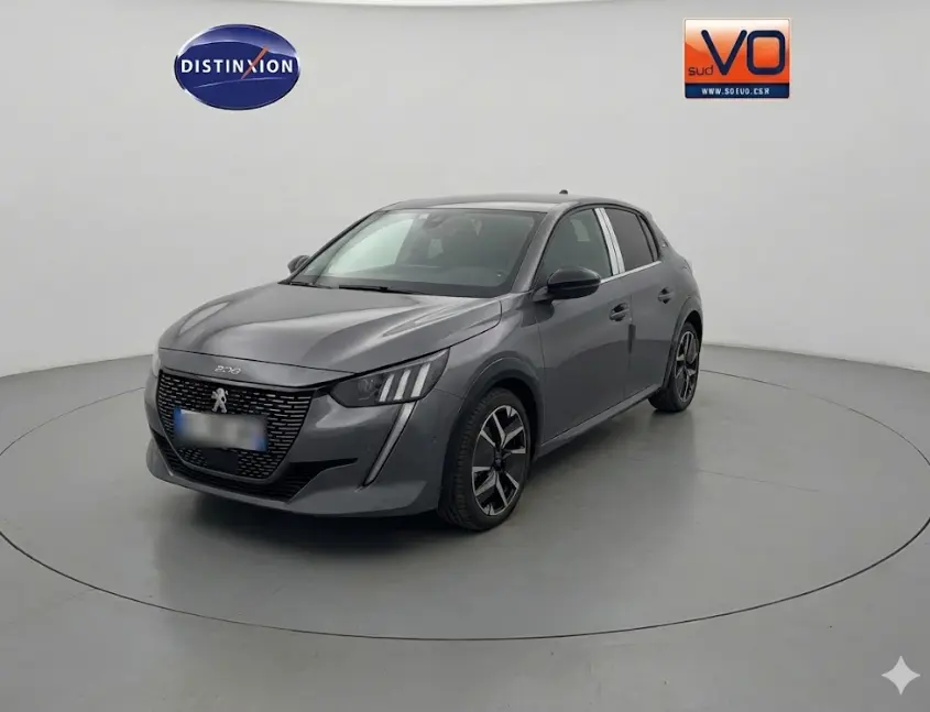 Peugeot 208 Hybrid gris vue 3/4 avant droit, avec jantes alliage 17 pouces et calandre noire distinctive.