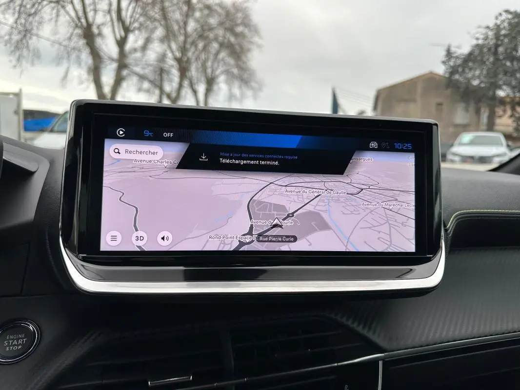Écran tactile du tableau de bord de la Peugeot 208 Hybrid gris, affichant la navigation GPS en mode 3D.