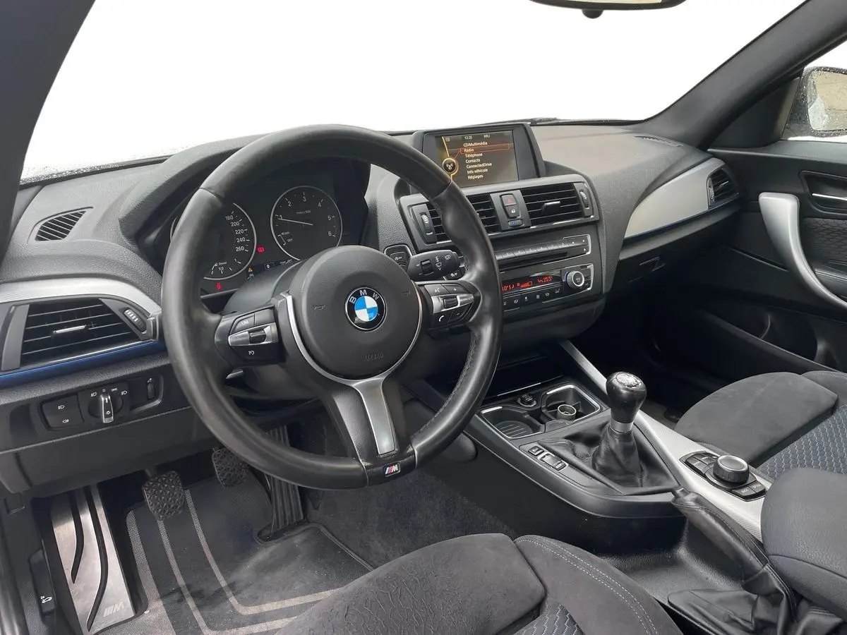 Intérieur de BMW Série 2 Coupé F22 220d M Sport 2014, vue du poste de conduite avec volant M et levier de vitesse manuel.