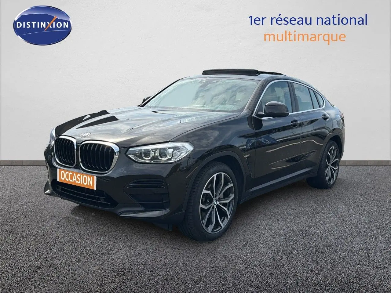 BMW X4 XDRIVE 30D Sparkling Storm Métal en 3/4 avant droit, avec jantes alliage et toit ouvrant visible.