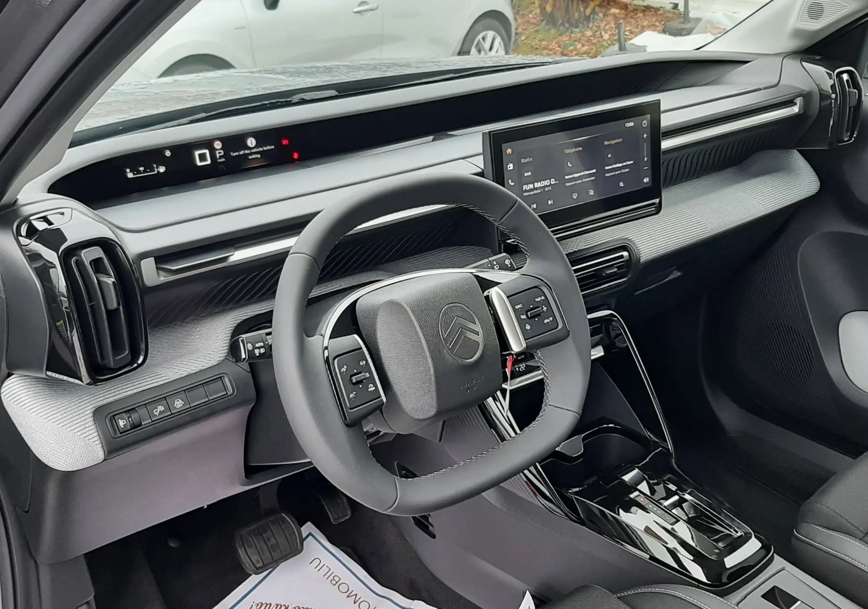 Vue intérieure côté conducteur du Citroën C3 Aircross 2026 gris Mercury, avec tableau de bord numérique et écran central tactile.