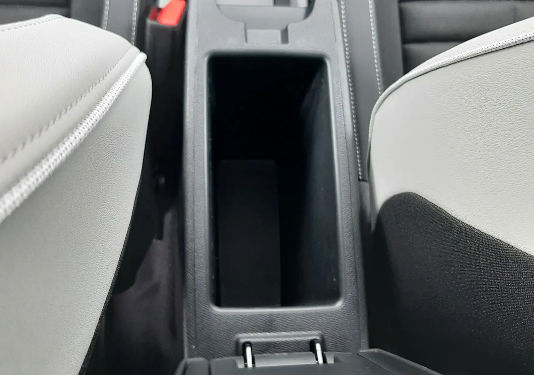 Vue rapprochée de la console centrale entre les sièges avant gris clair et tissu noir du Citroën C3 Aircross 2026.
