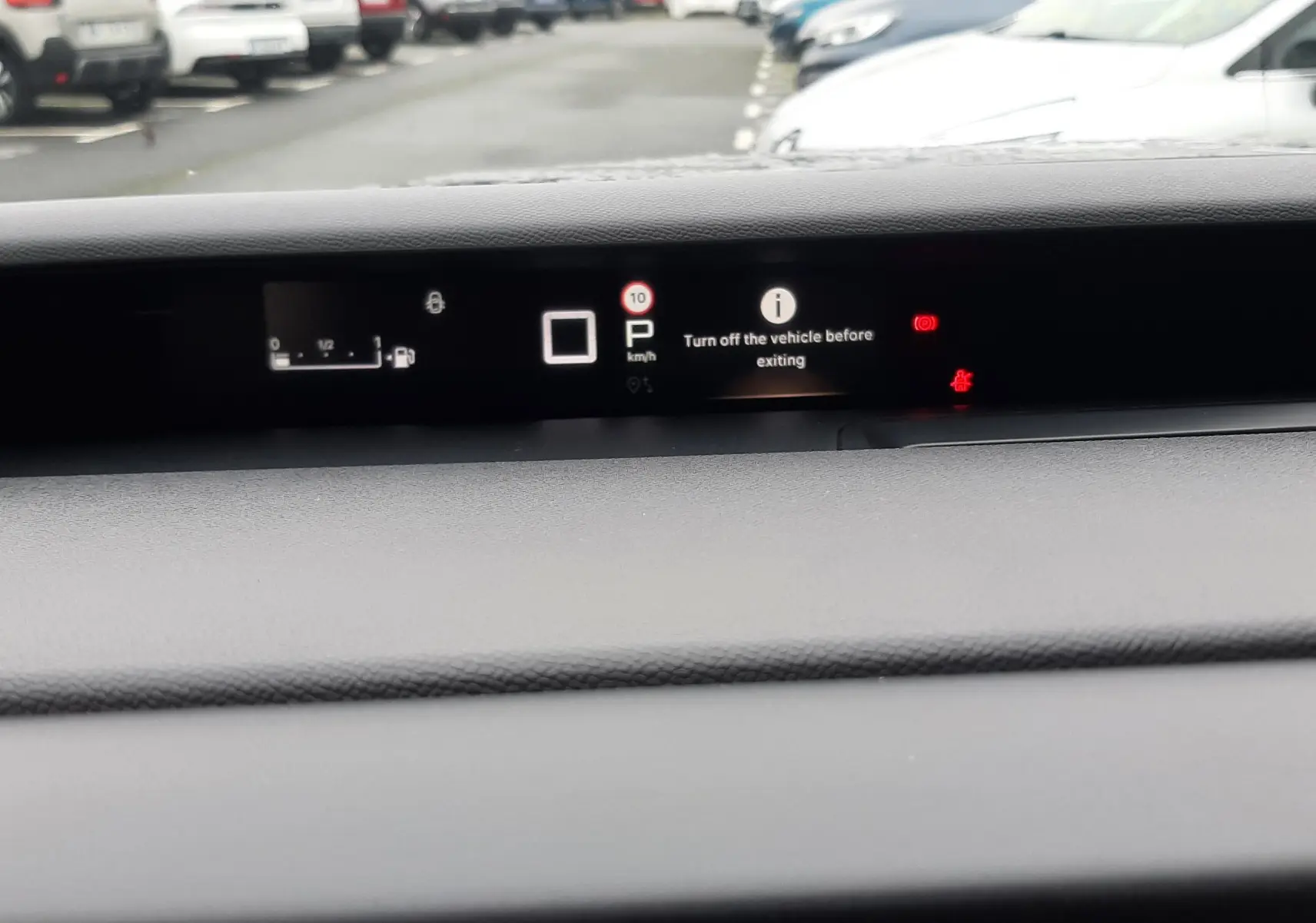 Tableau de bord numérique du Citroën C3 Aircross 1.2 Hybrid 145 gris Mercury, affichant la vitesse et alertes.