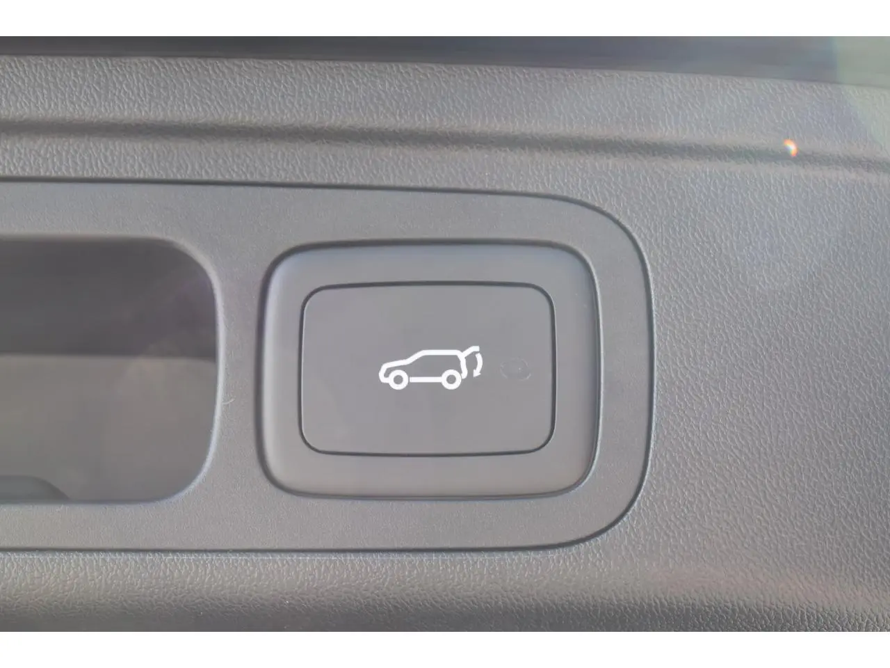Bouton noir d'ouverture électrique du hayon sur la console intérieure du MG Motor EHS 1.5 Hybrid+ 224 ch Luxury.