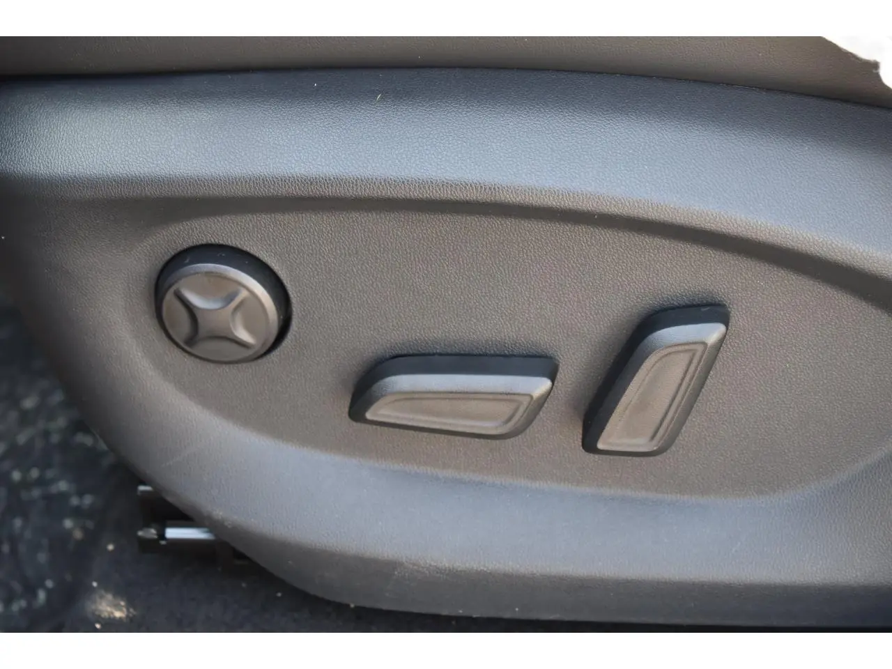 Gros plan sur les commandes de réglage électrique du siège conducteur noir du MG MOTOR EHS 1.5 Hybrid+ 224 ch Luxury.