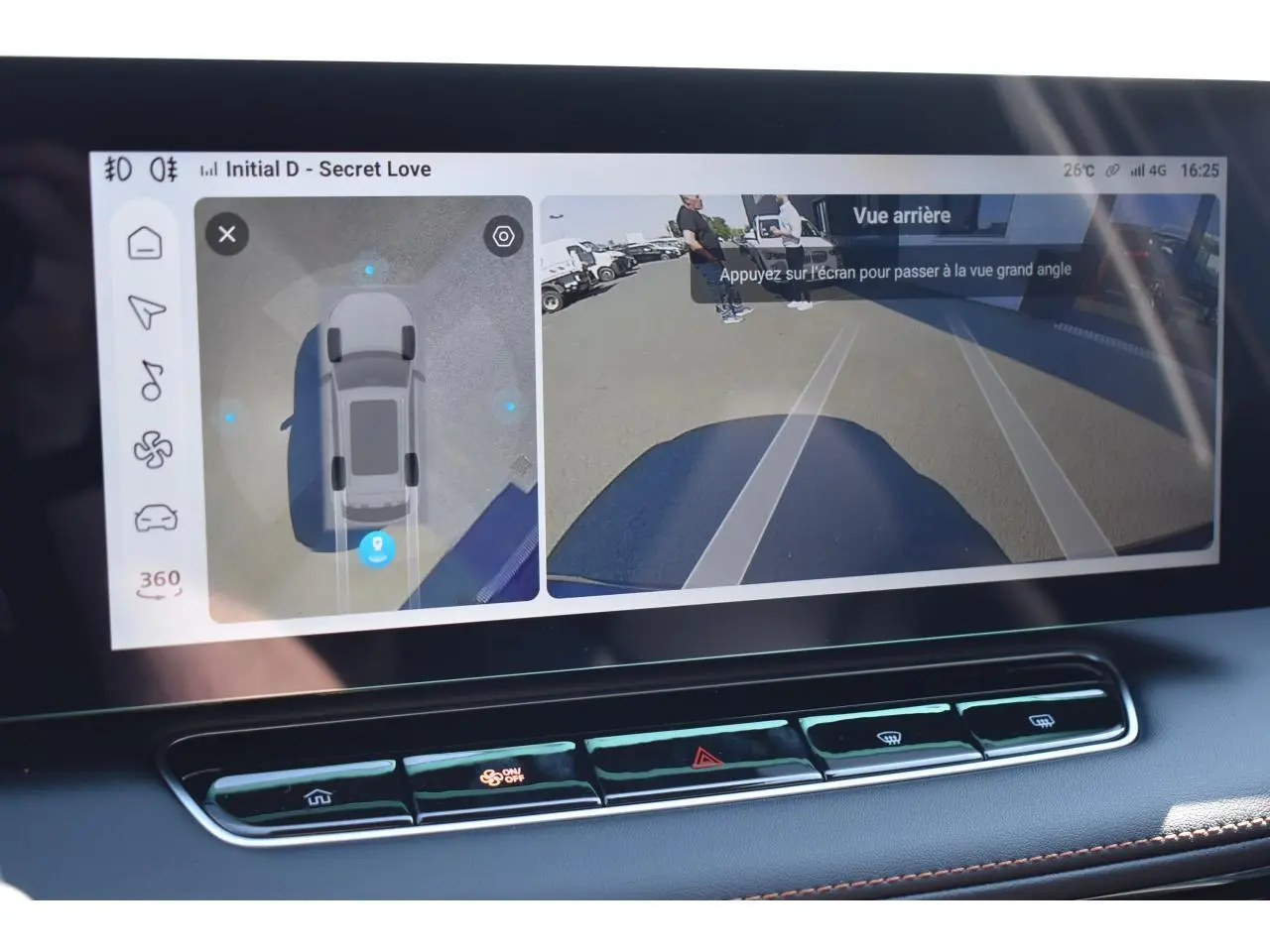 Écran tactile intérieur affichant la caméra 360° et vue arrière du MG MOTOR EHS noir hybride 2026.