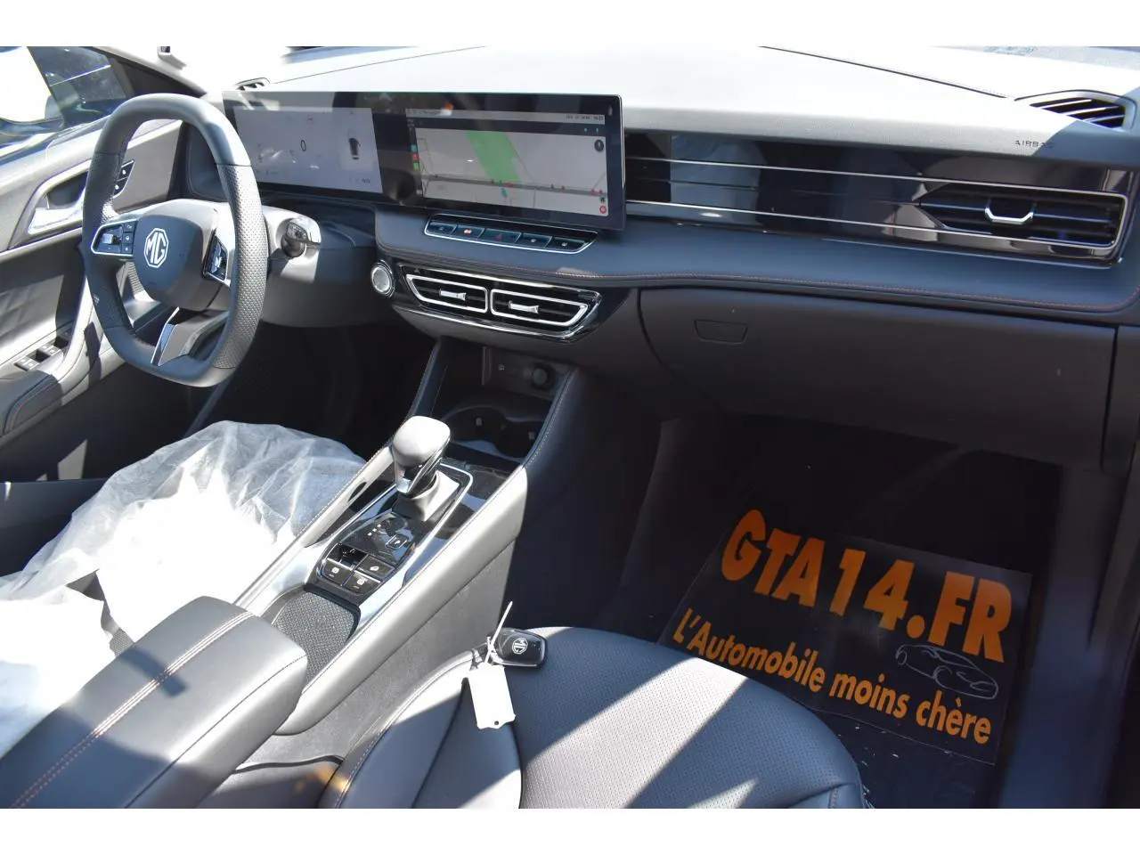 Vue intérieure côté conducteur du tableau de bord noir et écran tactile du MG Motor EHS 1.5 Hybrid+ Luxury 2026.