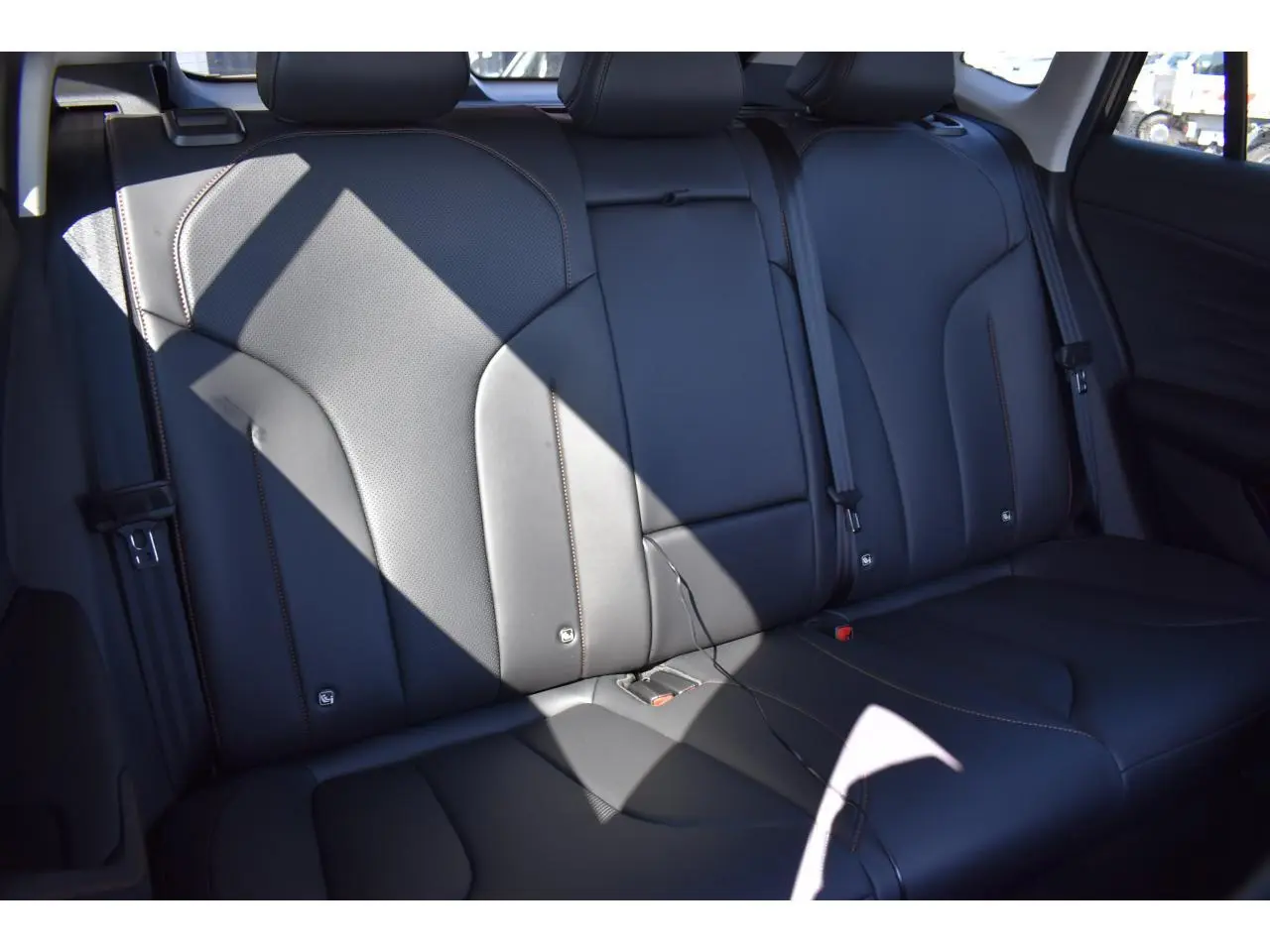 Vue intérieure des sièges arrière en similicuir noir du MG MOTOR EHS 1.5 Hybrid+ 224 ch Luxury 2026.