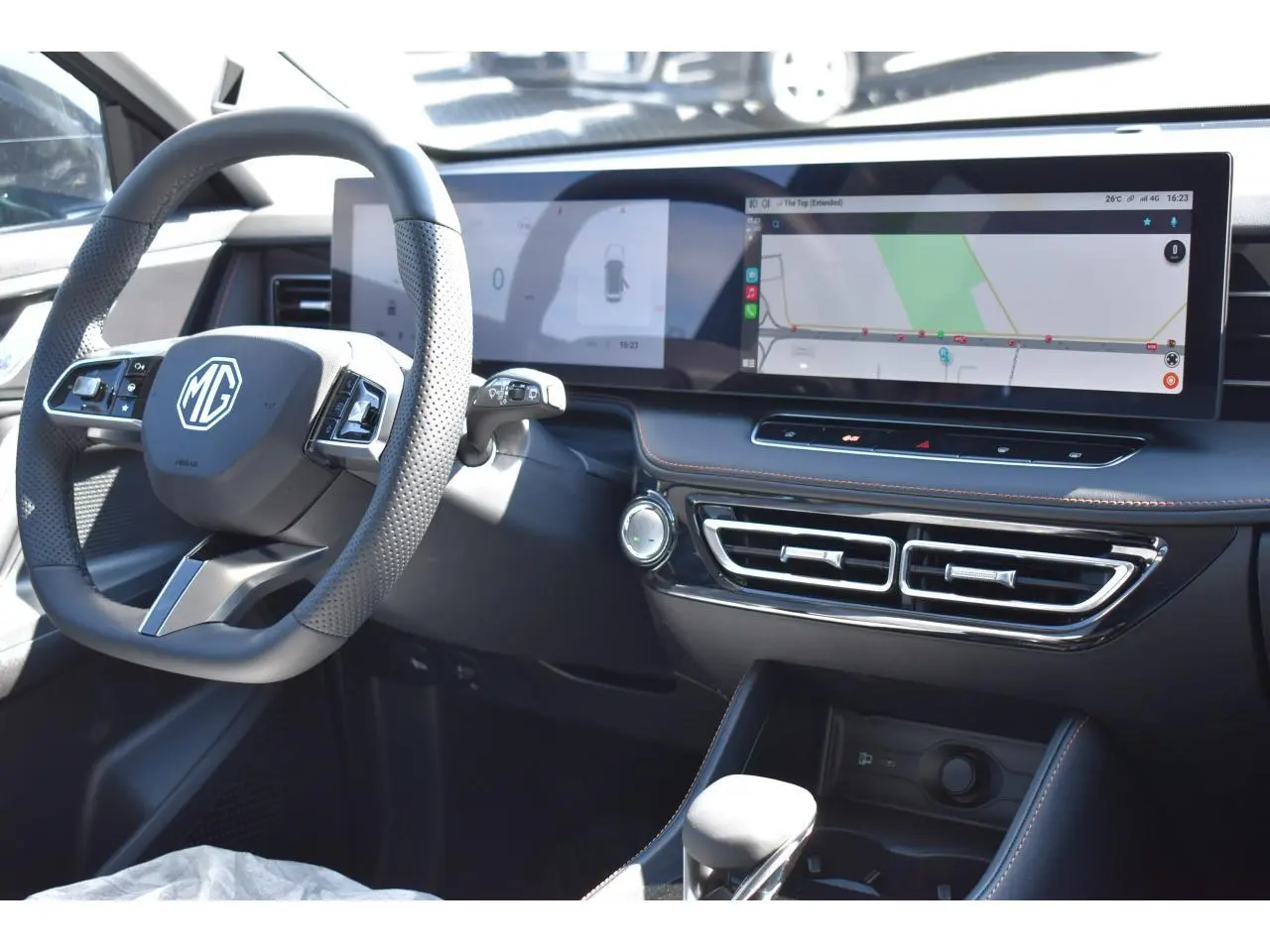 Intérieur du MG Motor EHS 1.5 Hybrid+ 224 ch Luxury 2026, vue du tableau de bord avec écran tactile large et volant noir.