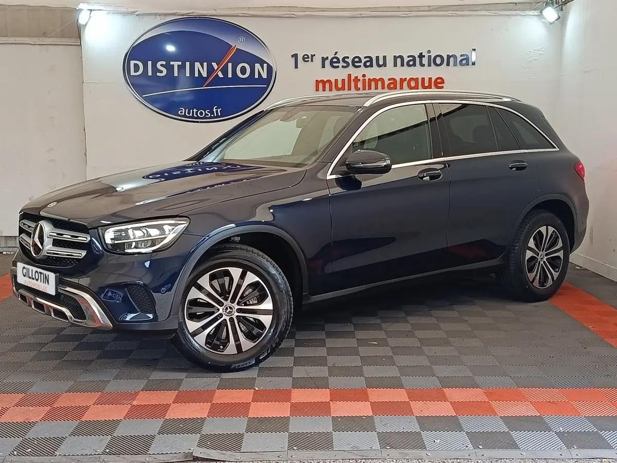 Mercedes GLC 300 DE Business Line bleu, vue 3/4 avant droit en intérieur avec jantes distinctives et toit chromé.