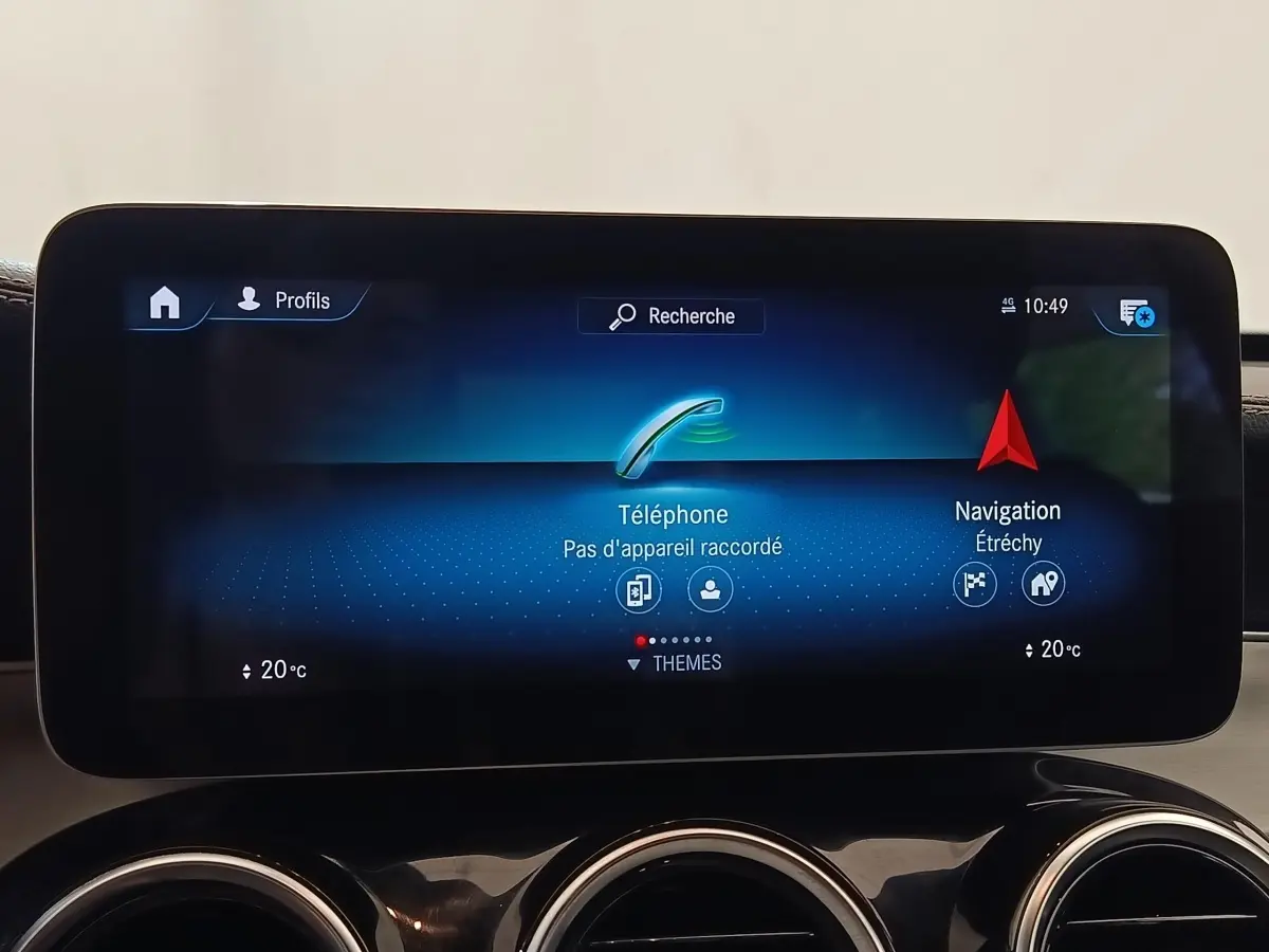 Écran tactile central du tableau de bord du Mercedes GLC 300 DE Business Line 2022 affichant navigation et téléphone.