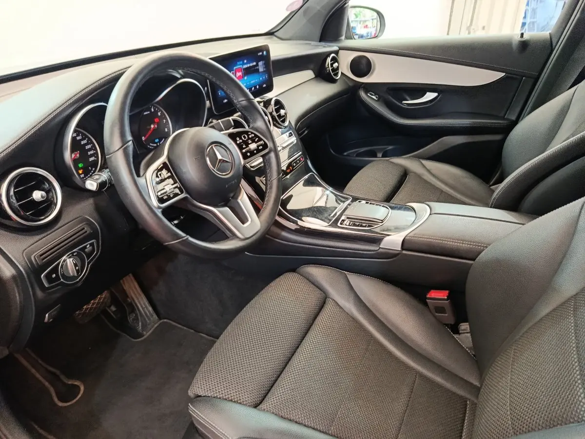 Intérieur noir du Mercedes GLC 300 DE Business Line 2022 vu côté conducteur, tableau de bord et volant multifonctions visibles.