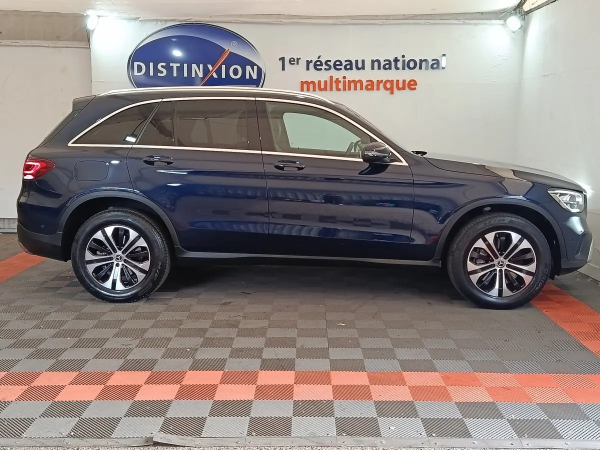 Profil côté gauche d'un Mercedes GLC 300 DE Business Line 4MATIC bleu, avec jantes alliage et toit panoramique visible.
