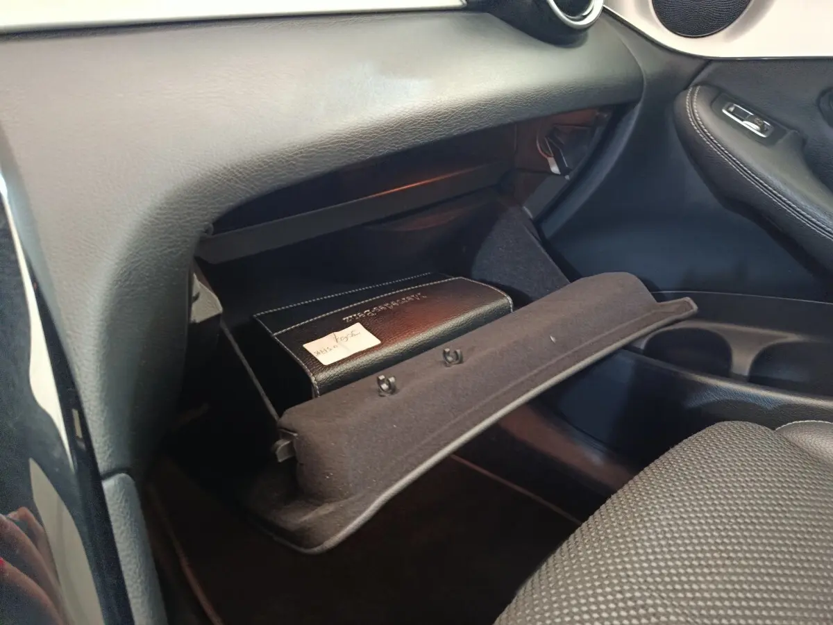 Gant de boîte à gants ouvert côté passager du Mercedes GLC 300 DE Business Line 2022, intérieur noir.
