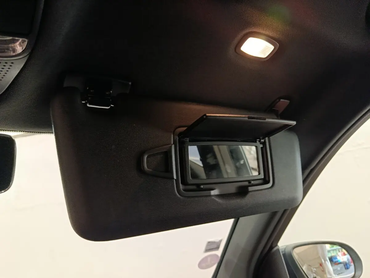 Détail du pare-soleil côté conducteur avec miroir éclairé dans le Mercedes GLC 300 DE Business Line bleu 2022.