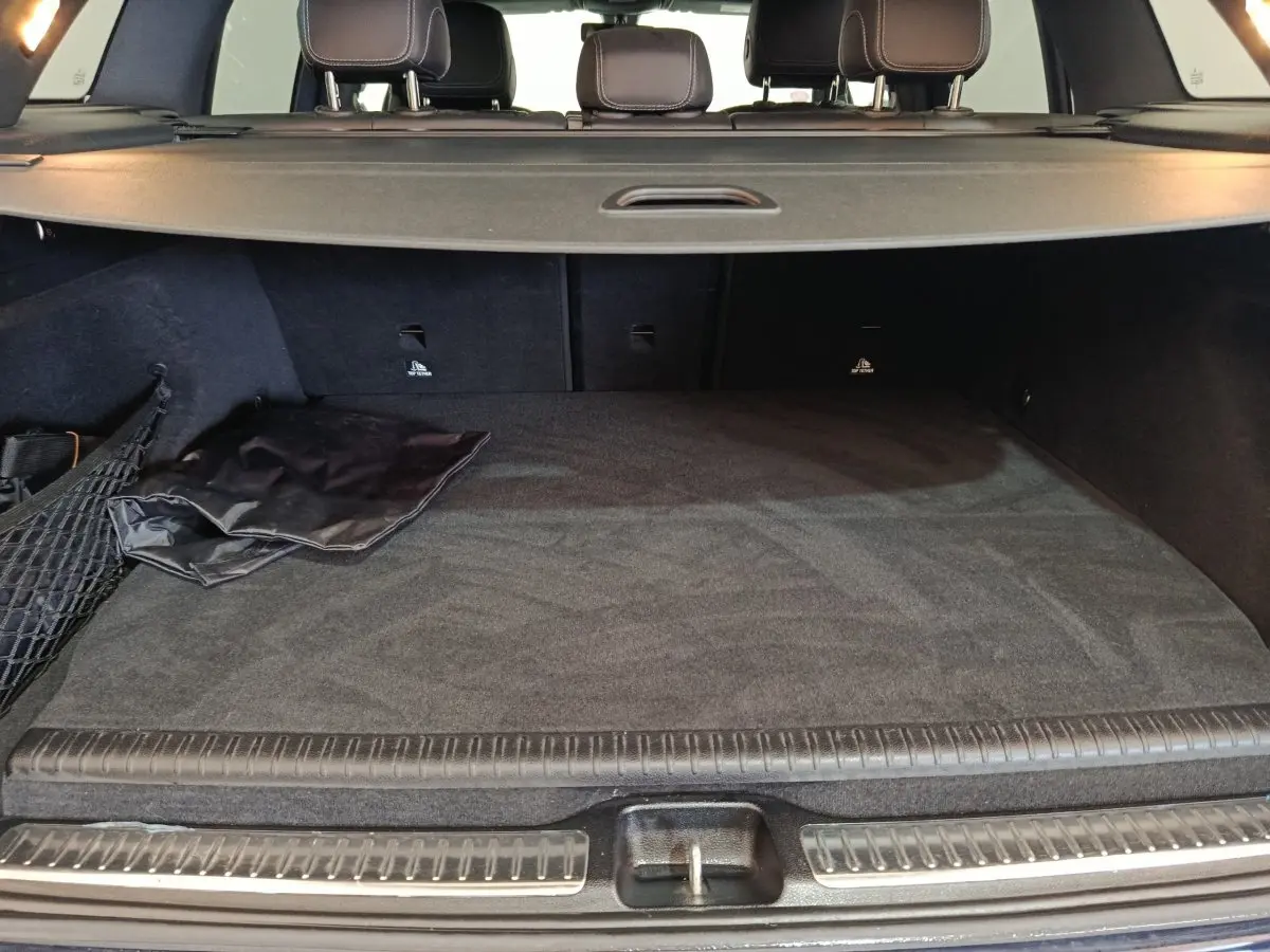 Coffre spacieux de Mercedes GLC 300 DE Business Line 2022, vue arrière avec cache-bagages et filet de rangement.